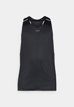 Černý sportovní tank top vyrobený z lehké tkaniny, s kulatým výstřihem, perforovanou texturou a tónovanými akcenty na ramenech.