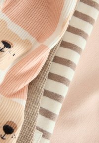 Tessuto in cotone con illustrazione di un orso in morbidi toni di rosa e beige, motivo a righe in marrone e crema, e una texture liscia.
