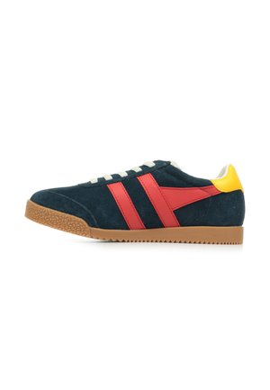 Baskets en daim bleu marine avec des rayures rouges et un accent au talon jaune. Comprend une semelle en caoutchouc avec un motif de grip et un système de laçage.