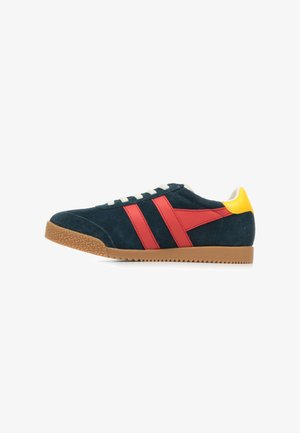 Baskets en daim bleu marine avec des rayures rouges et un accent au talon jaune. Comprend une semelle en caoutchouc avec un motif de grip et un système de laçage.