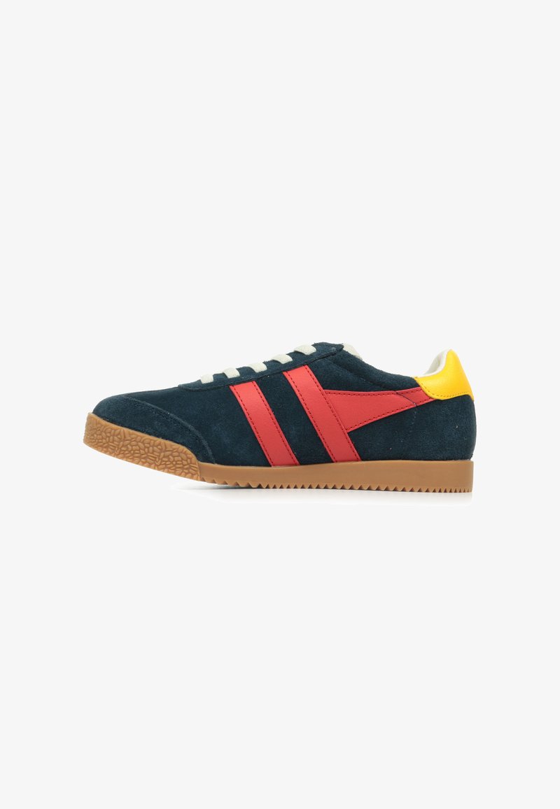 Sneakers in suede blu navy con strisce rosse e un accento giallo sul tallone. Presentano una suola in gomma con motivo antiscivolo e chiusura con lacci.