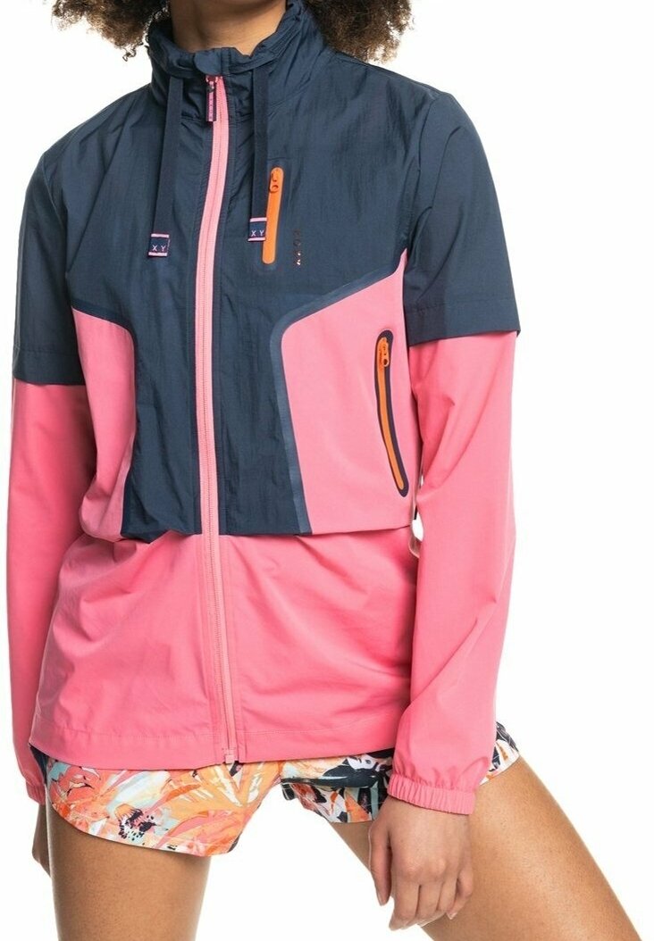 Giacca a vento leggera nei colori blu navy e rosa, con zip frontale, colletto regolabile e tasche laterali con zip. Tessuto morbido.