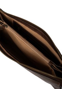 Borsa in pelle marrone con chiusura a zip, tasche interne e rivestimento in tessuto morbido. Ha una forma strutturata con un esterno liscio.