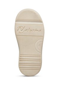 Suola di gomma crema con scanalature testurizzate e superficie liscia, caratterizzata dal marchio in rilievo "Naturino" e dalla misura "21."