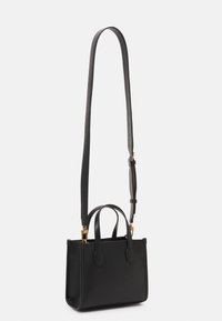 Czarna skórzana torebka na ramię z dwiema krótkimi uchwytami i regulowanym długim paskiem. Posiada minimalistyczny design, prostokątny kształt i złote wykończenia.