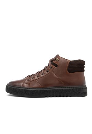 Brązowe skórzane sneakersy za kostkę mają teksturowany zamszowy kołnierz wokół kostki, sznurowane z przodu oraz gumową podeszwę z wzorem zwiększającym przyczepność.