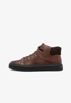 Brązowe skórzane sneakersy za kostkę mają teksturowany zamszowy kołnierz wokół kostki, sznurowane z przodu oraz gumową podeszwę z wzorem zwiększającym przyczepność.
