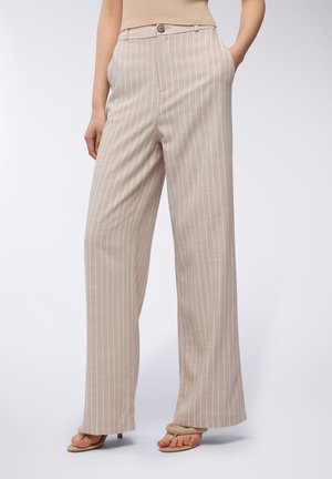 Pantaloni beige a gamba larga con righe verticali bianche, dotati di chiusura frontale con bottone, tasche laterali e una texture di tessuto liscia.