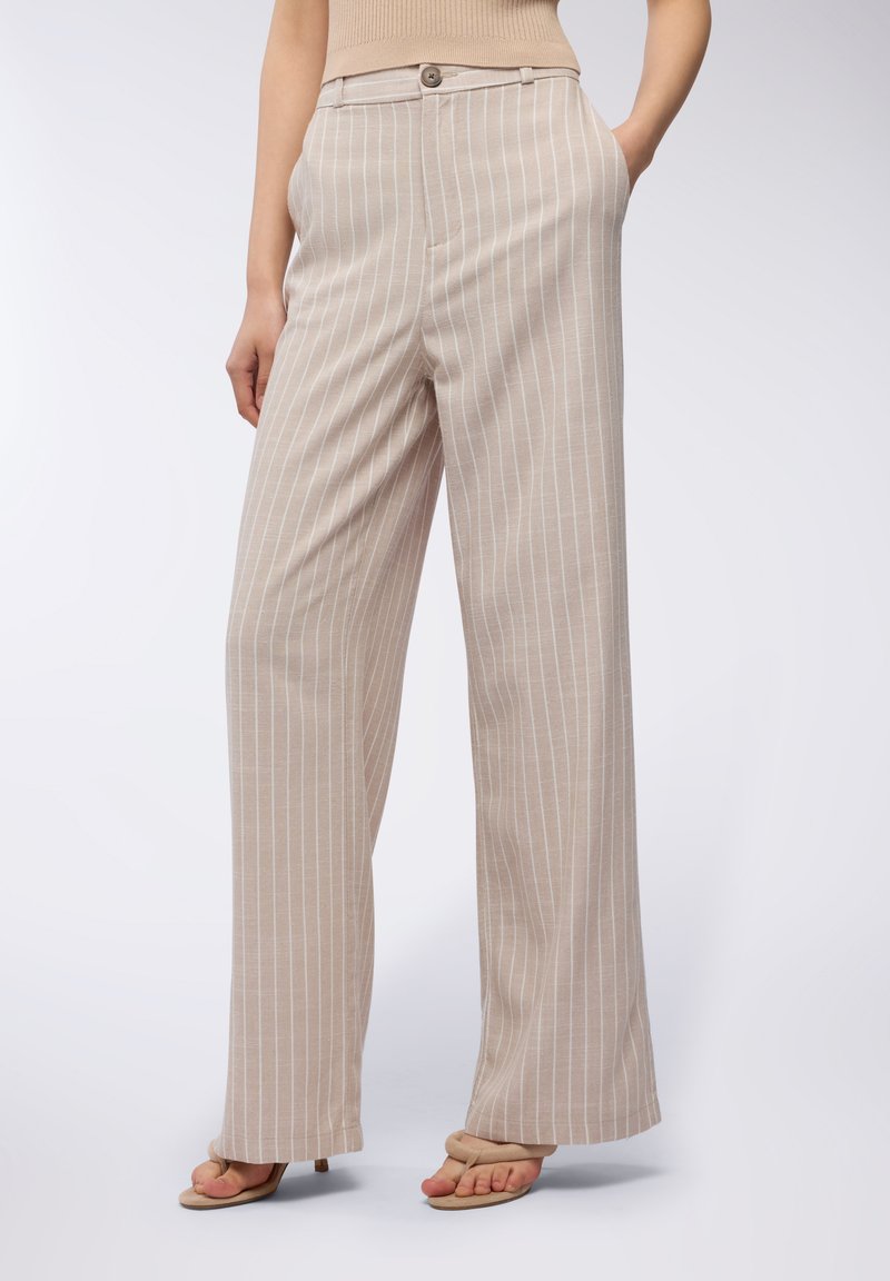 Pantaloni beige a gamba larga con righe verticali bianche, dotati di chiusura frontale con bottone, tasche laterali e una texture di tessuto liscia.