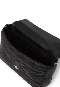 Borsa a mano in pelle nera con motivo trapuntato, chiusura a pulsante argentato e tasca interna foderata liscia.