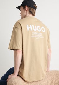 HUGO NALONO - Print T-shirt - beige nine