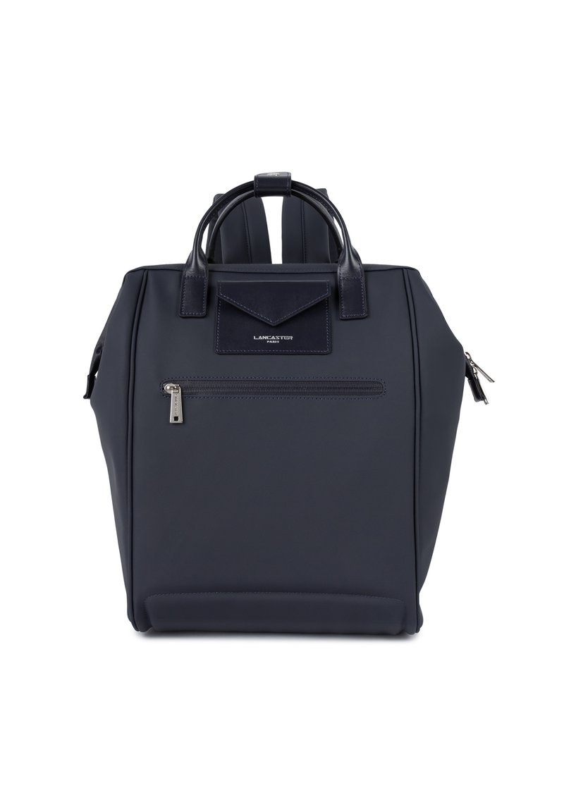 Zaino blu navy realizzato in nylon texturizzato. Caratterizzato da manici in pelle doppi, una tasca con zip frontale e una tasca con pattina loggata. Chiusura con zip.