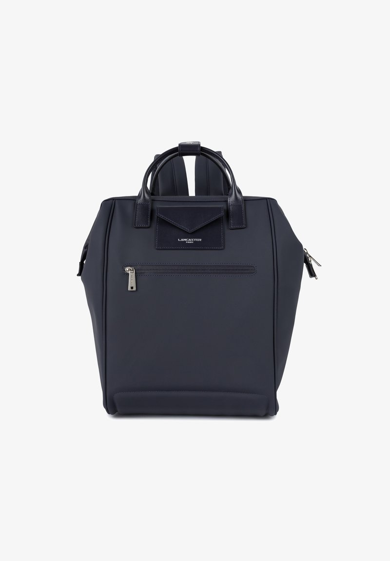 Zaino blu navy realizzato in nylon texturizzato. Caratterizzato da manici in pelle doppi, una tasca con zip frontale e una tasca con pattina loggata. Chiusura con zip.