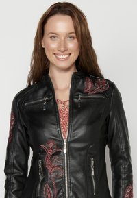 Koroshi Giacca in similpelle - black
