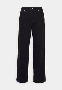Jeans negros de cintura alta y pierna recta con botón y cremallera en el frente, presillas para cinturón y diseño de cinco bolsillos sobre un fondo blanco liso.