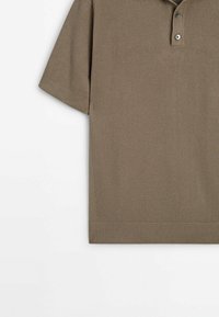 Polo en maille marron clair à manches courtes avec ourlet et poignets côtelés, doté d'un col avec patte de boutonnage à deux boutons.