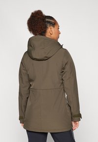 Vattenavvisande olivgrön parka med avtagbar huva, justerbara ärmar och dragsko i midjan. Slät tyg och minimalistisk design.