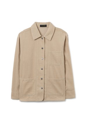 Chaqueta de pana beige con cuello, botones en la parte delantera y dos bolsillos de parche. Tejido texturizado con detalle de canalé vertical.