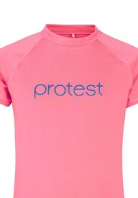 Roze rash guard met korte mouwen, gemaakt van rekbaar materiaal. Kenmerkt een blauw "protest" logo over de borst. Soepele textuur, slim fit design.