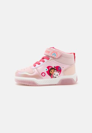 Baskets montantes roses pour enfants avec motif de fille et chat de dessin animé, lacets roses et bride velcro pour un maintien facile.