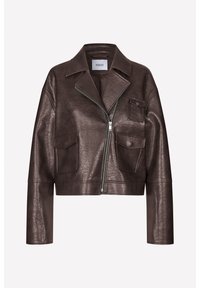 Brun faux läder cropped jacka med spetsig krage, fram zip-stängning och två fickor med lappar. Slät textur med diskreta korn detaljer.