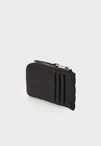 Portafoglio in pelle nera con chiusura a zip e tre slot per schede su un lato. Presenta una texture liscia e un design arrotondato e sottile.