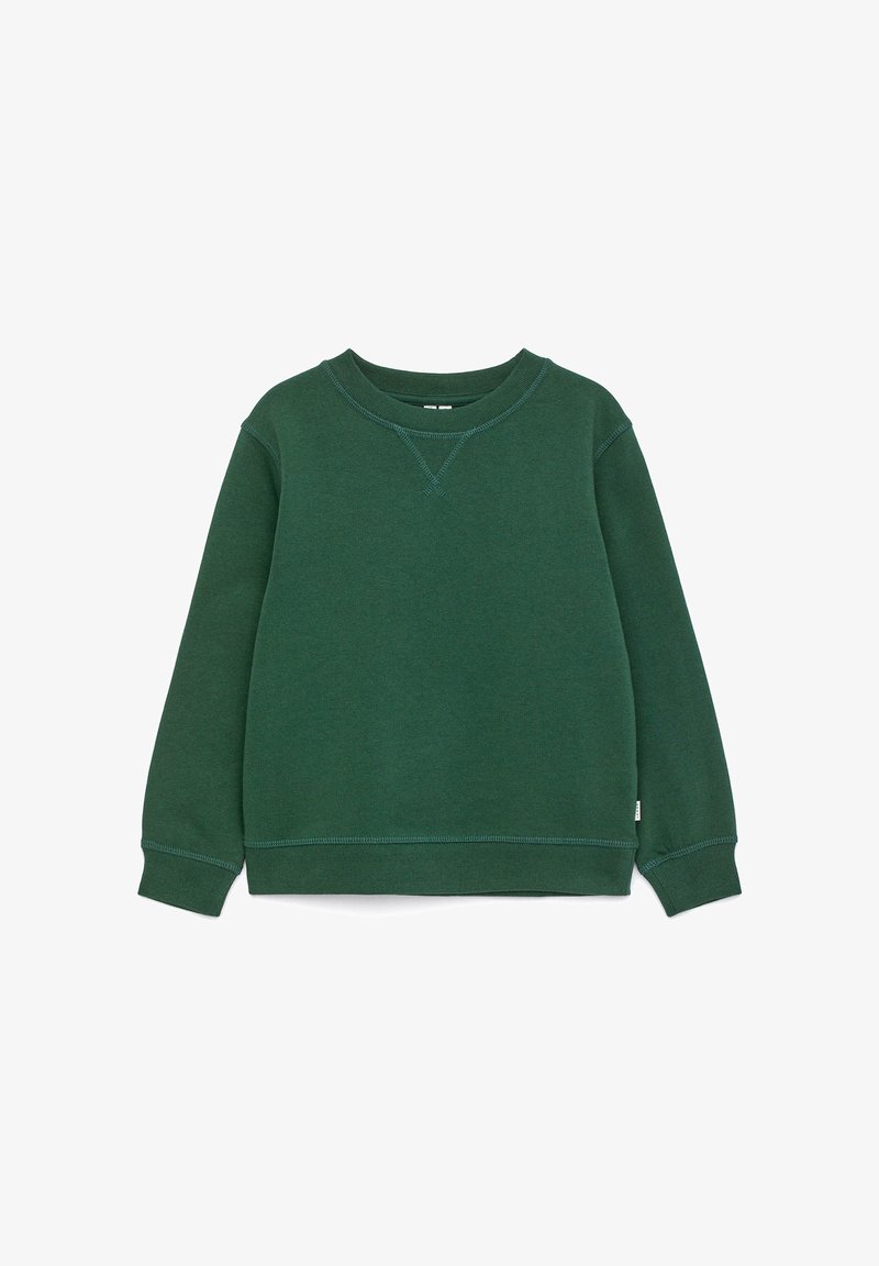 Sweat-shirt vert foncé à manches longues avec col rond, poignets et ourlet côtelés, petite étiquette blanche sur le côté, et détail cousu sous le col.