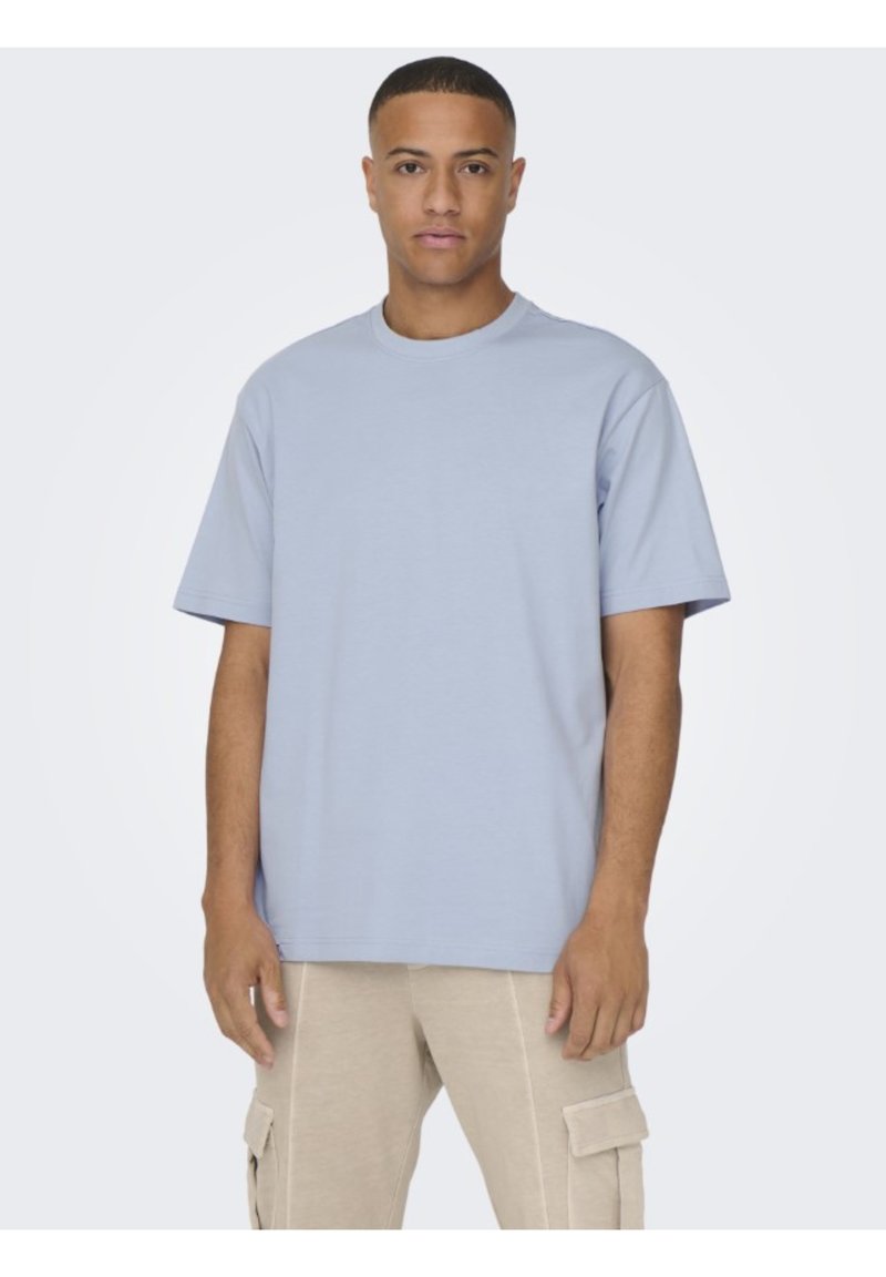 Hellblaues Baumwoll-T-Shirt mit Rundhalsausschnitt, kurzen Ärmeln und lockerer Passform. Die Vorderseite ist glatt, ohne erkennbare Muster oder Logos.
