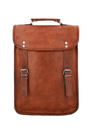 Bolsa de cuero marrón con asa superior, solapa frontal asegurada con dos correas de hebilla y costuras visibles en los bordes.