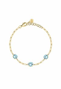 Bracciale in oro con tre gemme azzurre chiare, dotato di decorazioni e chiusura a moschettone. Texture metallica liscia.