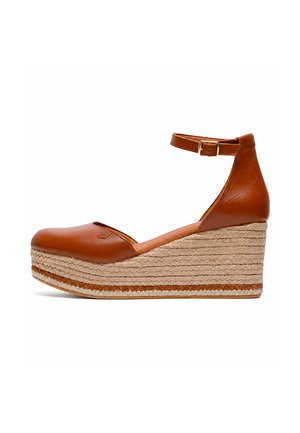 Sandalia cuña de piel marrón con puntera cerrada, correa en el tobillo y suela plataforma de yute trenzado, mostrada de perfil sobre fondo blanco.