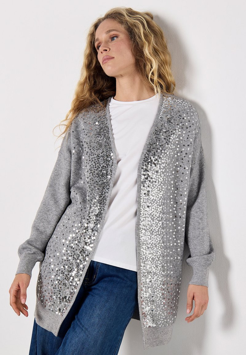 Grauer Cardigan mit silbernen Paillettenverzierungen an der Vorderseite, entspannter Schnitt, lange Ärmel und weiche Textur.