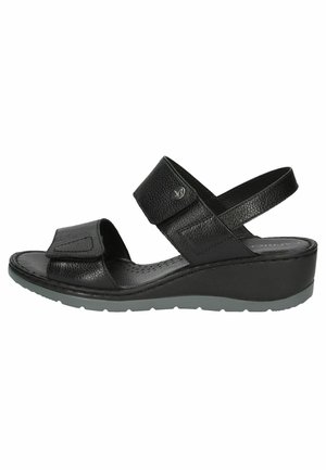 Sandale noire avec deux brides ajustables, tige en cuir texturé, semelle intérieure rembourrée et semelle compensée avec une semelle extérieure en caoutchouc gris.