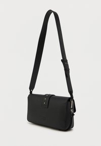 Czarna skórzana torba na ramię z regulowanym paskiem, srebrnymi ćwiekami na klapie oraz dyskretnym wytłoczonym logo motyla z przodu.