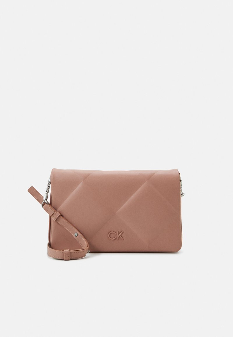 Calvin Klein RELOCK QUILT SHOULDER BAG - Taška cez plece - ash rose