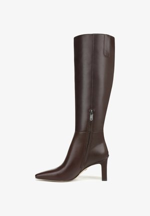Bruine leren kniehoge laarzen met een spitse neus, smalle hak en een zijrits detail, met een gladde, glanzende textuur.