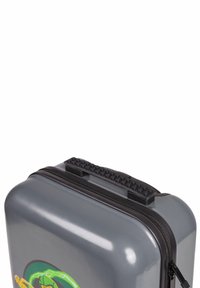 Grå hårdskal resväska med texturerat topphandtag, dragkedjestängning och färgglad grafisk design med en karaktär och blixtmotiv.