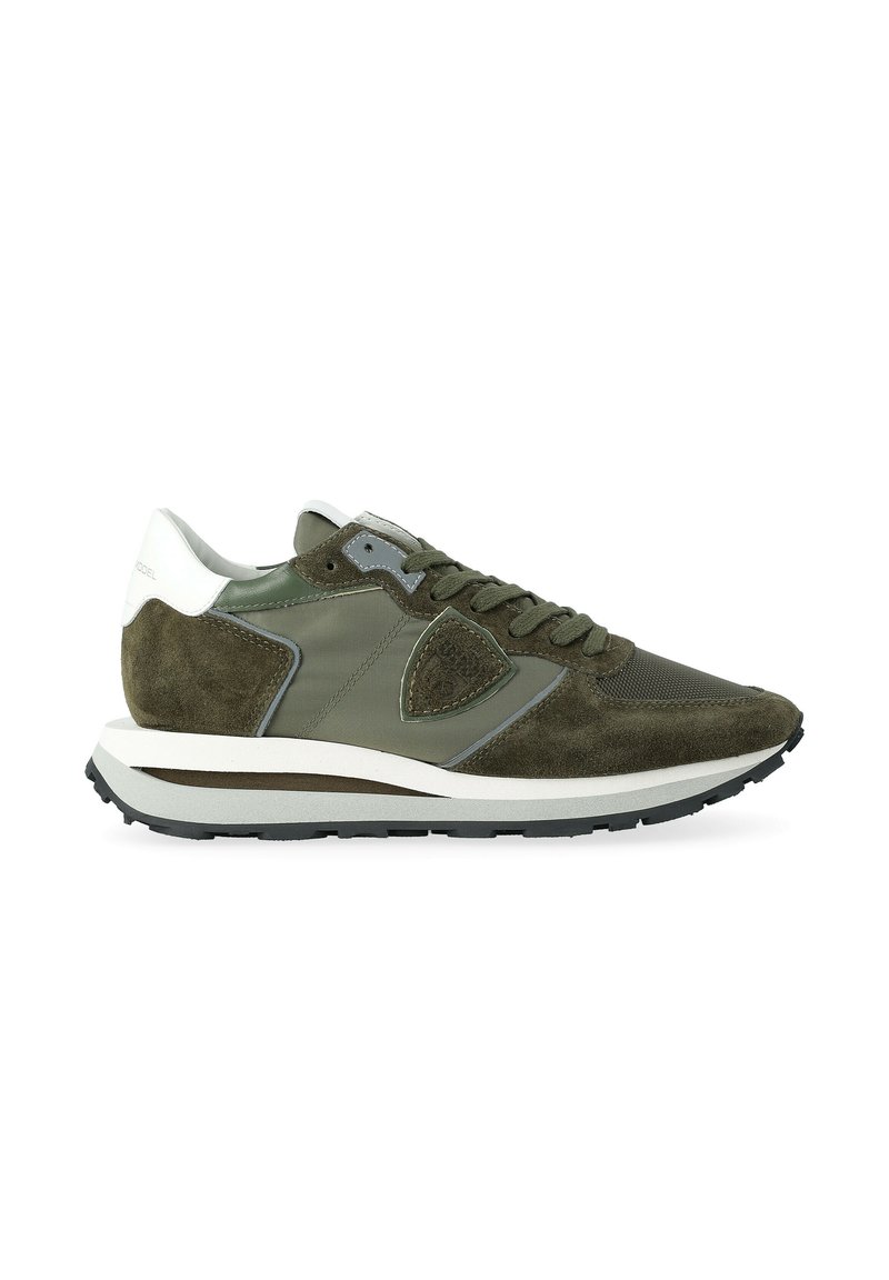 Sneaker in suede verde oliva e nylon con tallone bianco, chiusura con lacci e suola in gomma nera, mostrato dal lato esterno.