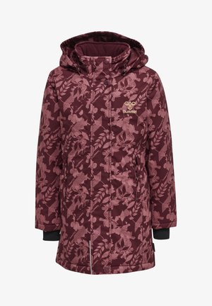 Bordeaux gewatteerde jas met een bloemenpatroon in het roze. Heeft een capuchon, lange mouwen en elastische manchetten. Logo detail op de borst.