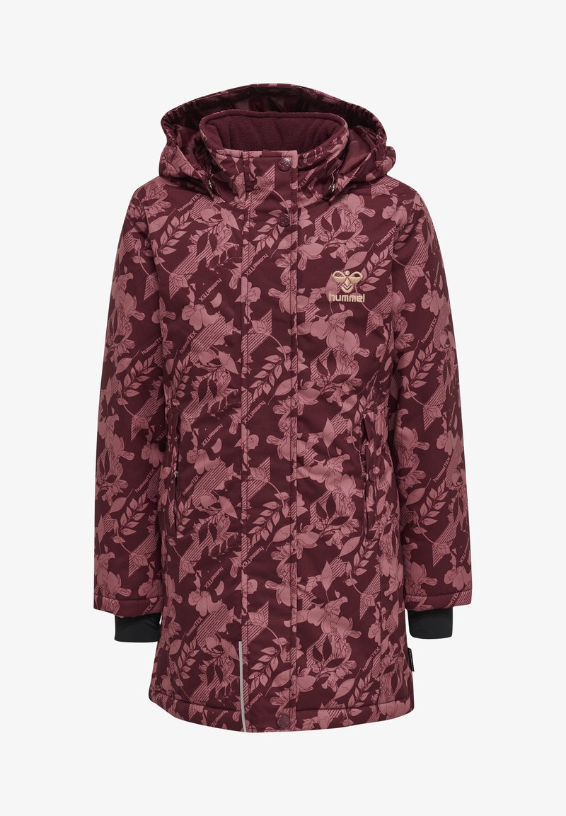Manteau isolé bordeaux avec un motif floral rose. Il dispose d'une capuche, de manches longues et de poignets élastiques. Détail du logo sur la poitrine.