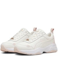 Weiße Sneakers mit hellrosa Akzenten, aus strukturiertem Material. Mit Schnürverschluss, auffälligem Branding und gepolsterter Sohle.