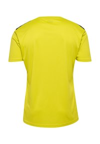 Ljusgul kortärmad skjorta gjord av mjukt, lättviktigt tyg. Har svarta detaljer på axlarna. Klassisk rundhalsdesign.