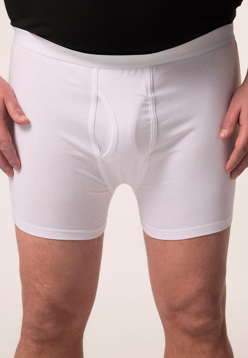 Boxer shorts bianchi realizzati in morbido cotone, con una tasca frontale, una vestibilità aderente e un cinturino elastico con un logo discreto.