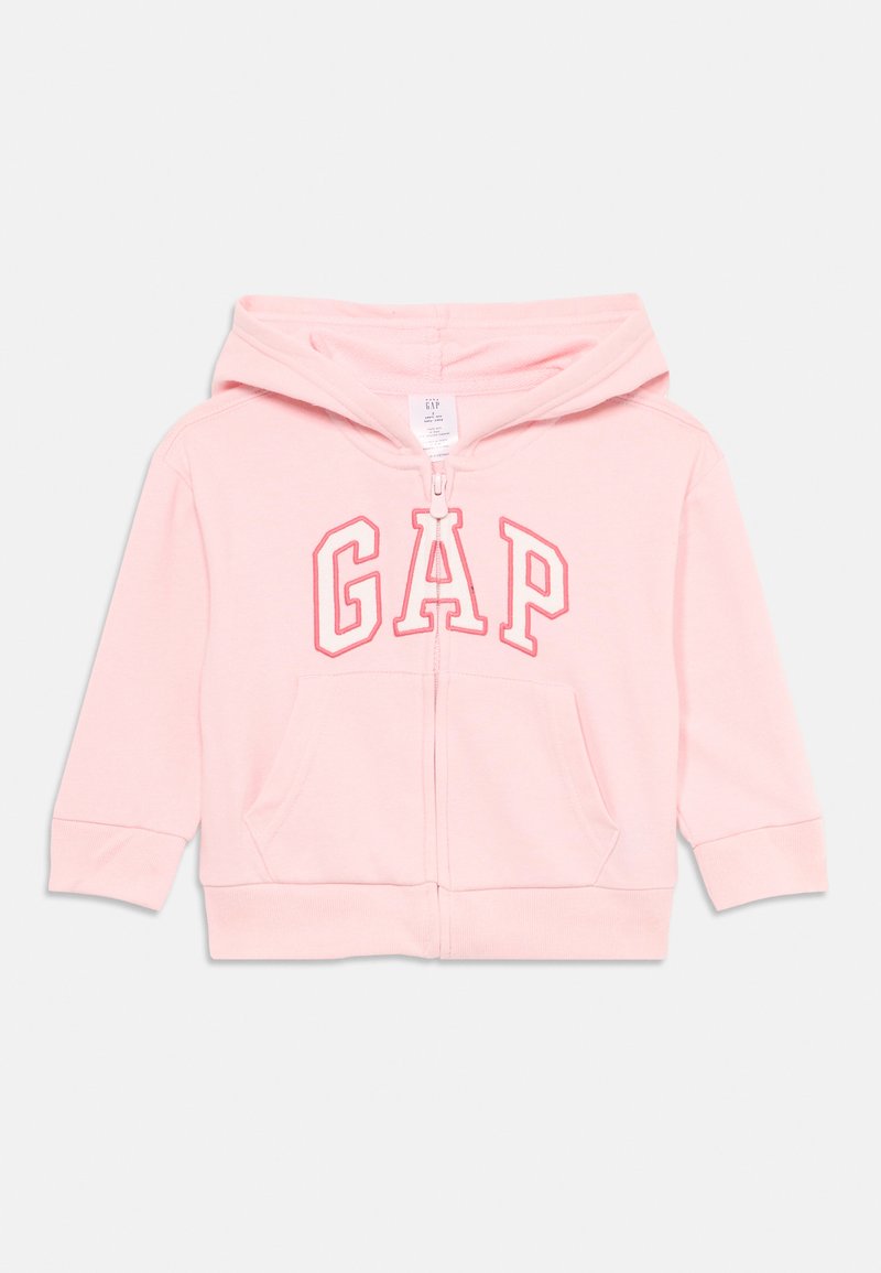 Hoodie rosa claro para crianças com fecho frontal, bolso tipo canguru e logo "GAP" em letras rosa contornadas no peito.