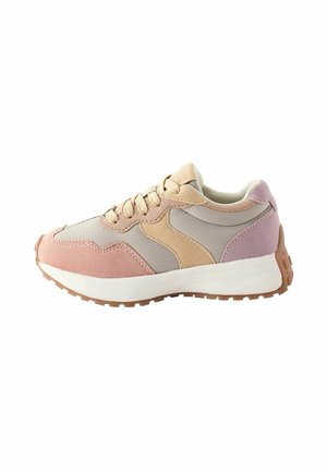 Baskets légères présentant une combinaison de matériaux beiges, roses et lavande, incluant du daim et du mesh, avec une semelle en caoutchouc texturée.