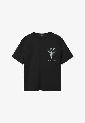 Czarna bawełniana koszulka z krótkim rękawem, z grafiką anioła z przodu oraz napisami "NIRVANA IN UTERO" w białym i szarym kolorze. Luźny krój.