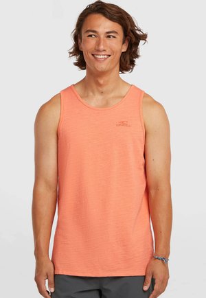 Koraalrode mouwloze tanktop gemaakt van lichtgewicht stof, met een subtiele textuur en een klein logodetail op de borst.