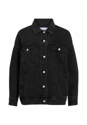 Veste en denim noire à manches longues, fermeture à boutons sur le devant, poches à rabat sur la poitrine et poches fendues sur les côtés, présentée sur un fond blanc.