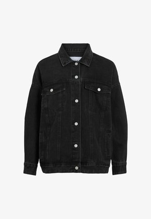 Fekete farmerdzseki hosszú ujjakkal, gombos elülső záródással, mellrészén zsebfedőkkel és oldalsó sliccelt zsebekkel, fehér háttéren megjelenítve.