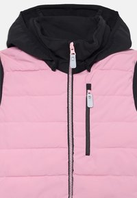 Gilet isolato rosa con cappuccio nero. Presenta una zip frontale, tasca laterale con zip e un motivo trapuntato orizzontale sul corpo.